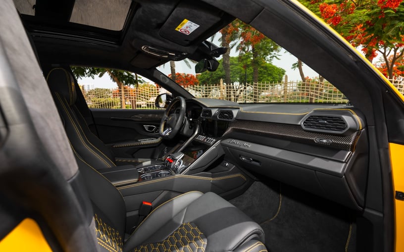 Lamborghini Urus (Geel), 2023 verhuur per uur in Dubai