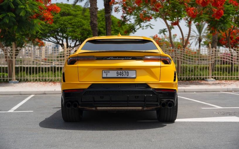 Lamborghini Urus (Geel), 2023 verhuur per uur in Dubai