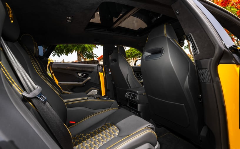 Lamborghini Urus (Geel), 2023 verhuur per uur in Dubai