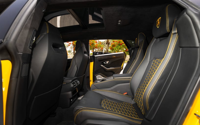 Lamborghini Urus (Geel), 2023 verhuur per uur in Dubai
