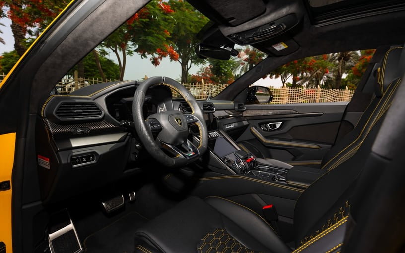 Lamborghini Urus (Geel), 2023 verhuur per uur in Dubai