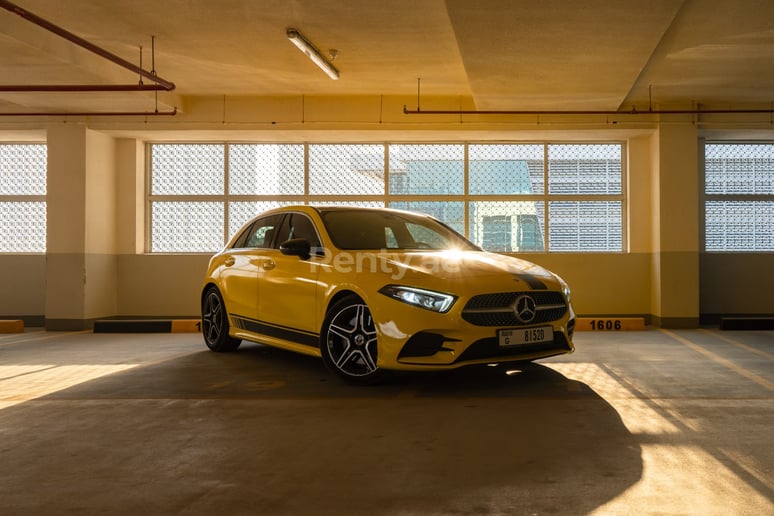 Dubai'de kiralık Mercedes A250 (Sarı), 2019