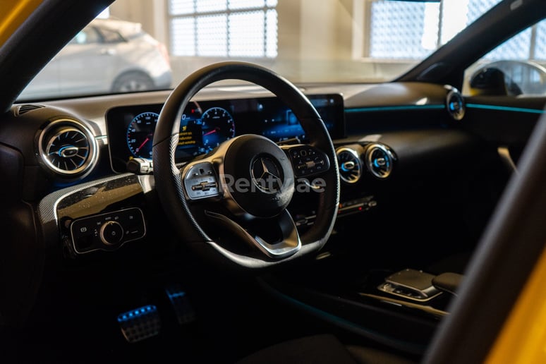 Dubai'de kiralık Mercedes A250 (Sarı), 2019