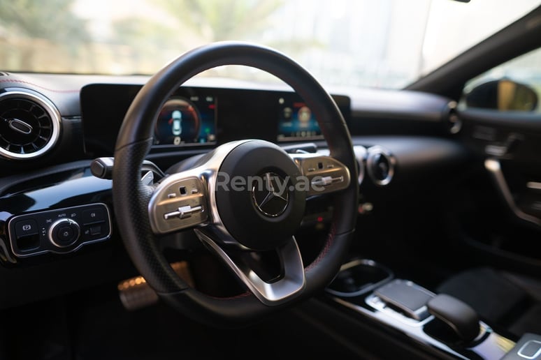 Dubai'de kiralık Mercedes CLA 250 (Sarı), 2020