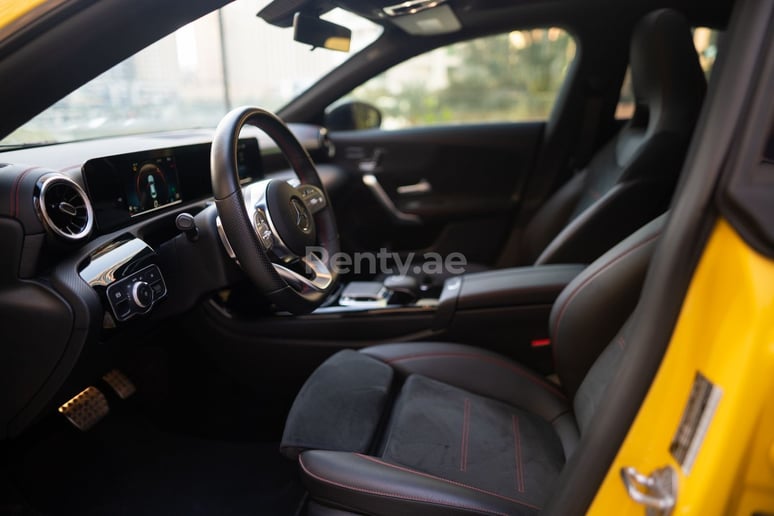 Dubai'de kiralık Mercedes CLA 250 (Sarı), 2020