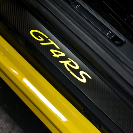 在沙迦 租 保时捷GT4 (黄色), 2023