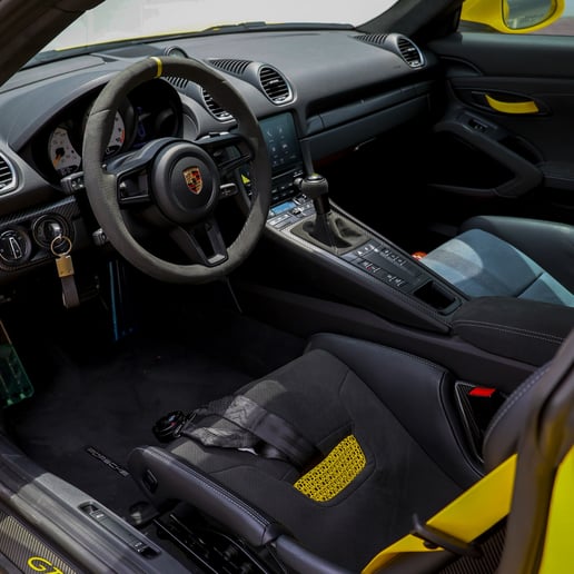 在沙迦 租 保时捷GT4 (黄色), 2023