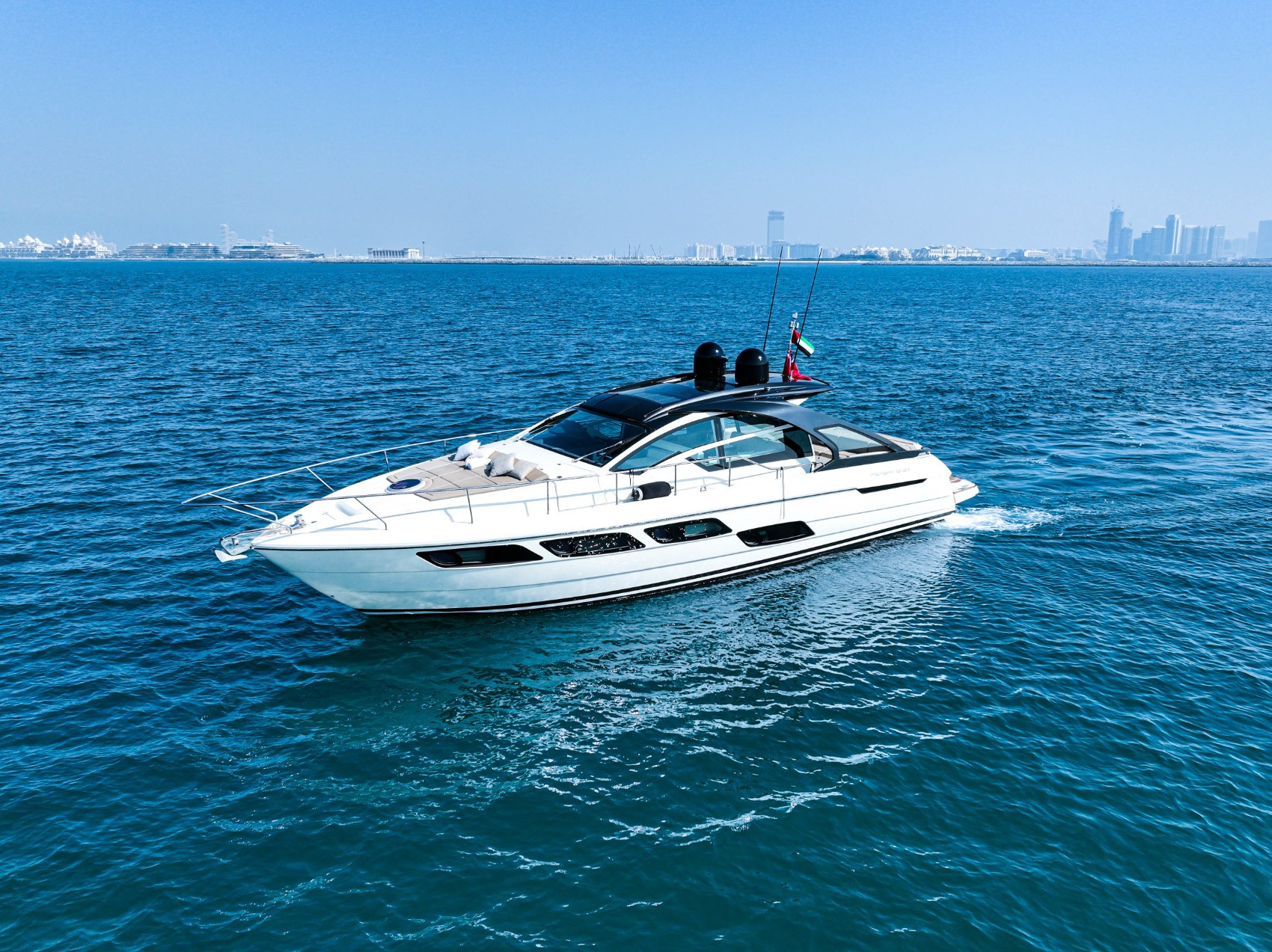Pershing 5X Pearl White 52 pie en Dubai Harbour para alquiler en Dubai