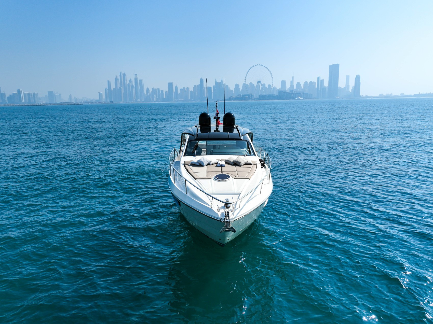 Pershing 5X Pearl White 52 Fuß in Dubai Harbour  zur Miete in Dubai