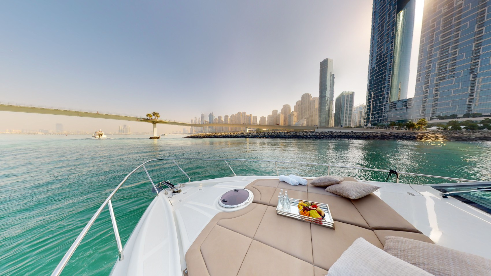 在迪拜 租 Pershing 5X Pearl White 52 英尺 在Dubai Harbour