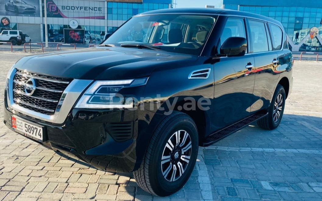 أسود Nissan Patrol, 2020 للإيجار في دبي