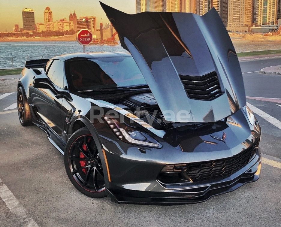 深灰色 Corvette Grandsport, 2019 迪拜汽车租凭