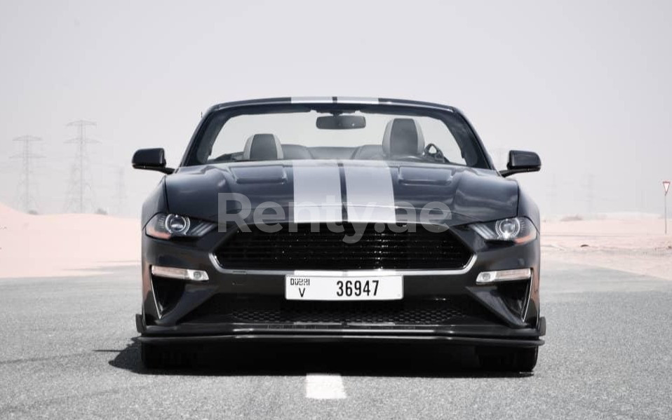 Ford Mustang cabrio V8 (Grigio Scuro), 2020 in affitto a Dubai