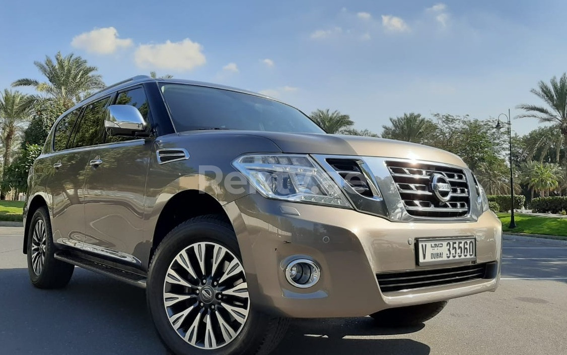إيجار Nissan Patrol V6 Platinum (رمادي غامق), 2019 في دبي