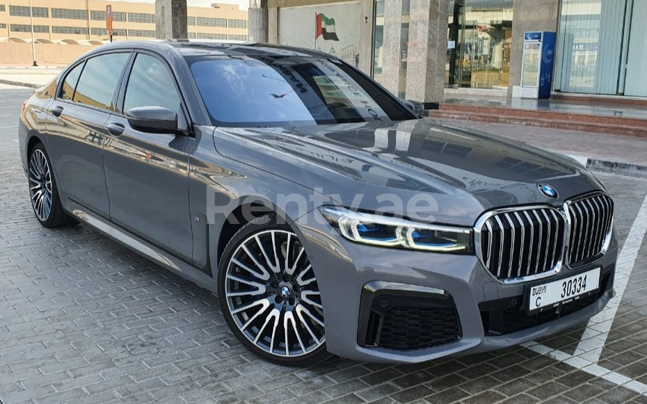 灰色 BMW 750 Li M, 2020 迪拜汽车租凭