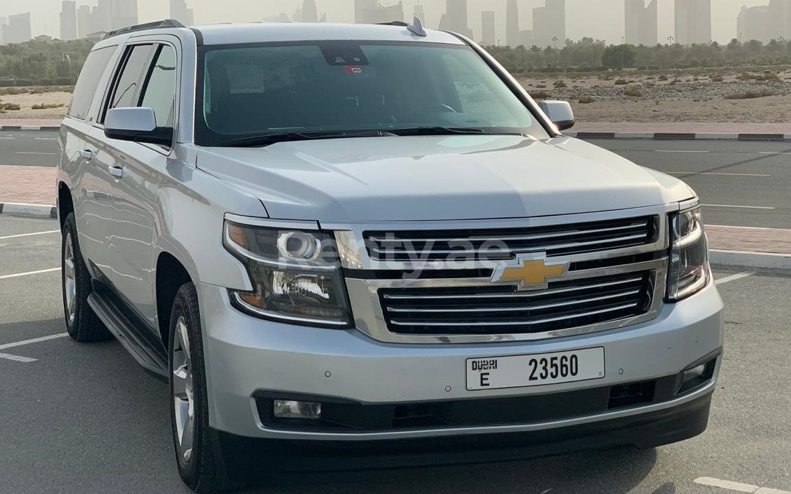 银 Chevrolet Suburban, 2018 迪拜汽车租凭
