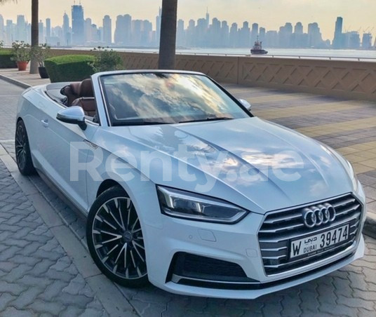 白色 Audi A5 Cabriolet, 2018 迪拜汽车租凭