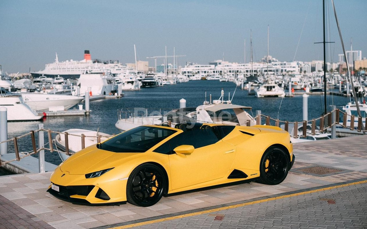 الأصفر Lamborghini Evo Spyder, 2022 للإيجار في دبي