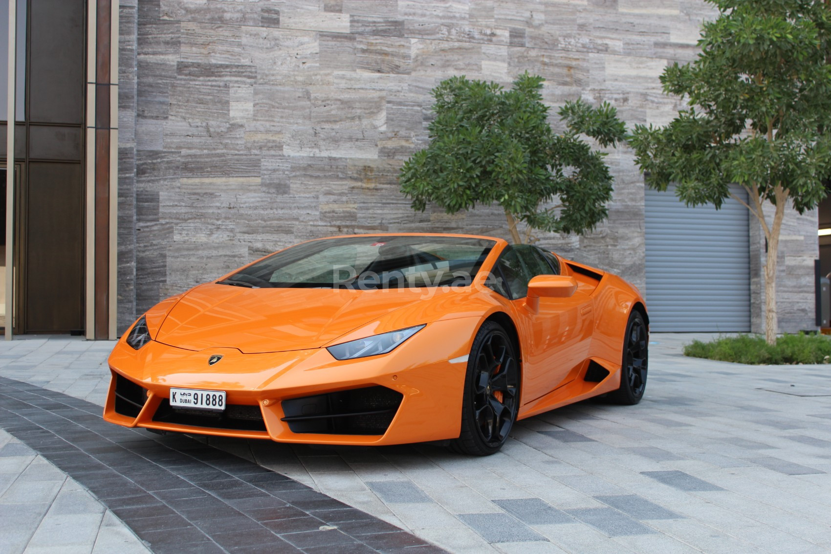 Alquila un Lamborghini Huracan Spider (Orange), 2018 ID-01027, en Dubai -  