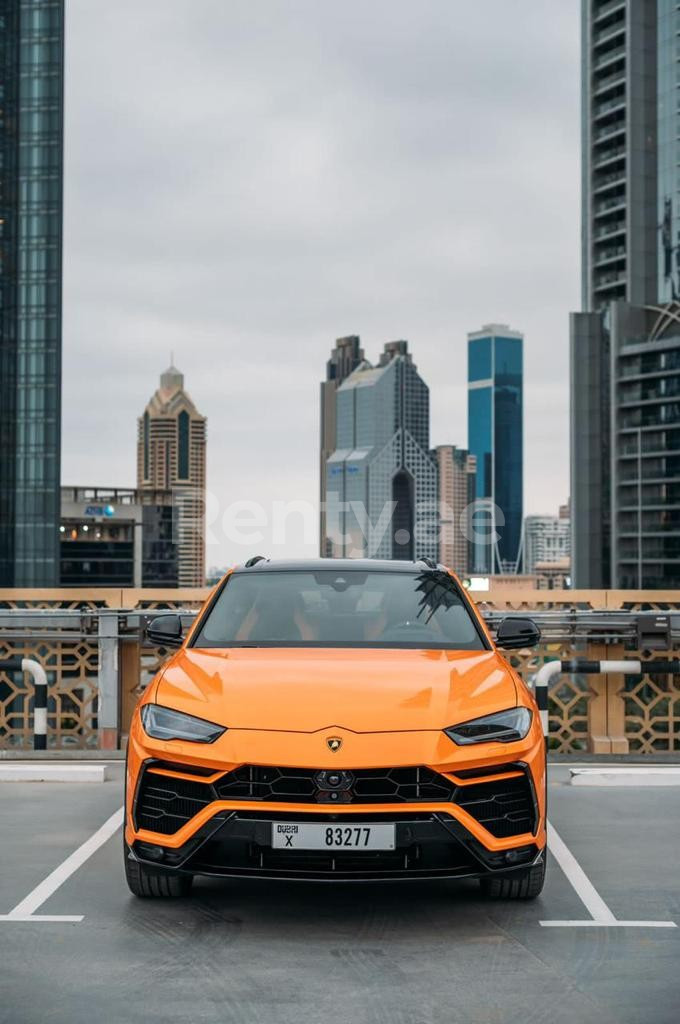Alquila un Lamborghini Urus Capsule (naranja), 2022 ID-04561, en Dubai -  