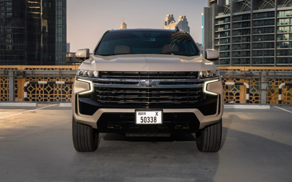 اللون البيج Chevrolet Tahoe, 2021 للإيجار في دبي 0