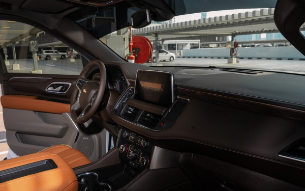 اللون البيج Chevrolet Tahoe, 2021 للإيجار في دبي 3