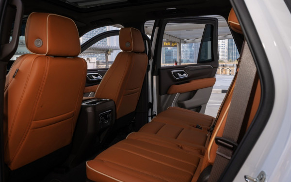 اللون البيج Chevrolet Tahoe, 2021 للإيجار في دبي 5