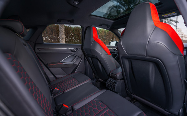 أسود Audi RSQ3, 2021 للإيجار في دبي 5
