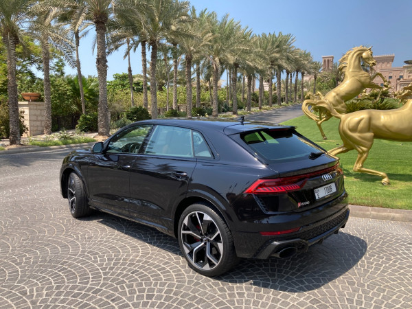 أسود Audi RSQ8, 2021 للإيجار في دبي 2