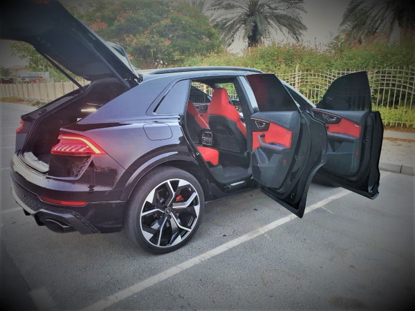 أسود Audi RSQ8, 2021 للإيجار في دبي 4
