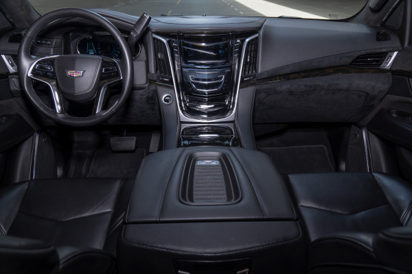 أسود Cadillac Escalade Platinum, 2019 للإيجار في دبي 1