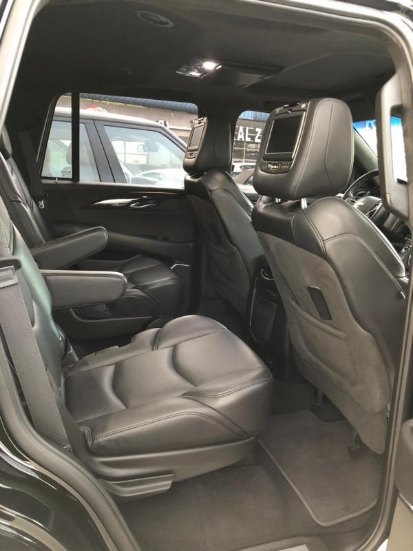 أسود Cadillac Escalade Platinum, 2019 للإيجار في دبي 2