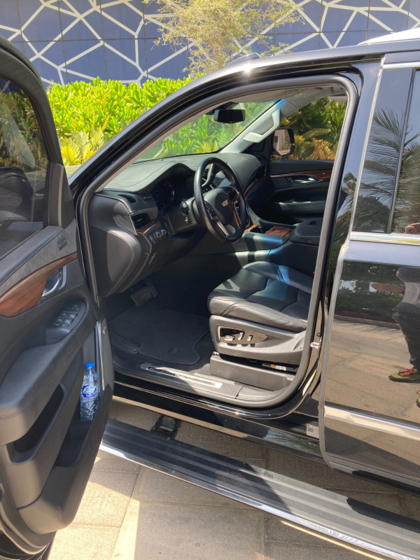 Negro Cadillac Escalade, 2019 en alquiler en Dubai 2