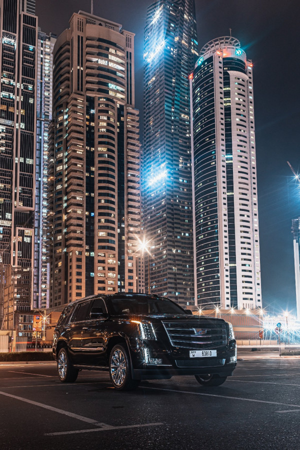 أسود Cadillac Escalade, 2020 للإيجار في دبي 0