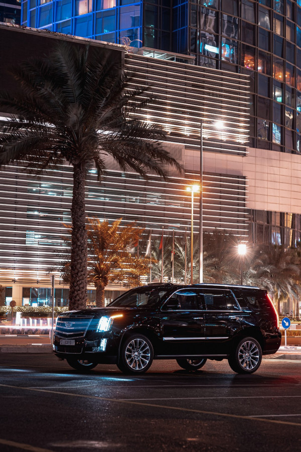 أسود Cadillac Escalade, 2020 للإيجار في دبي 1