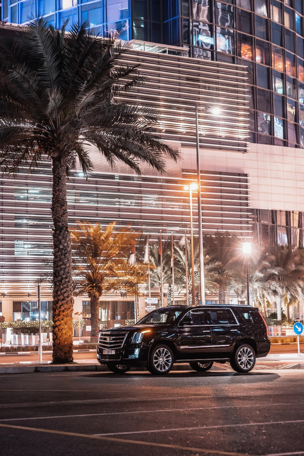 أسود Cadillac Escalade, 2020 للإيجار في دبي 2