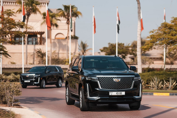أسود Cadillac Escalade, 2021 للإيجار في دبي 4