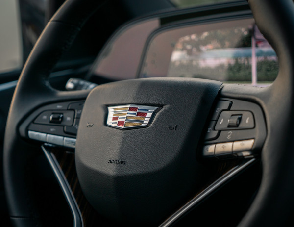 أسود Cadillac Escalade, 2021 للإيجار في دبي 2