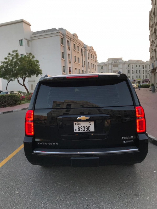 أسود Chevrolet Suburban, 2020 للإيجار في دبي 1