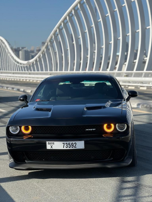 Аренда Черный Dodge Challenger V6, 2020 в Дубае 0
