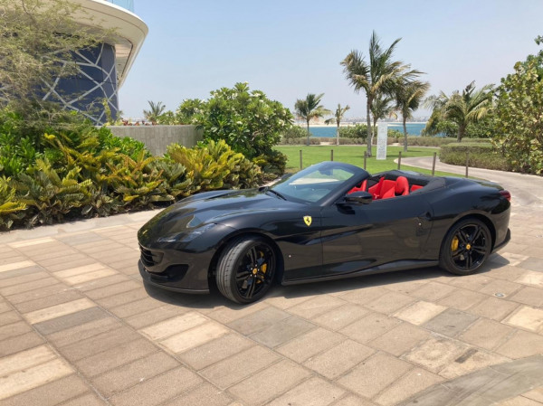 أسود Ferrari Portofino Rosso, 2020 للإيجار في دبي 0