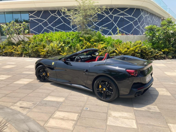 أسود Ferrari Portofino Rosso, 2020 للإيجار في دبي 2