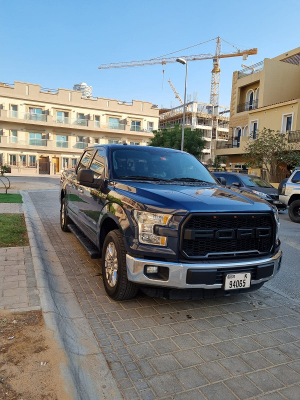 黑色 Ford F150, 2016 迪拜汽车租凭 1