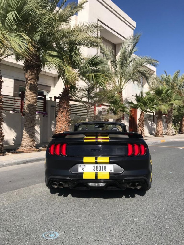أسود Ford Mustang V8, 2021 للإيجار في دبي 4