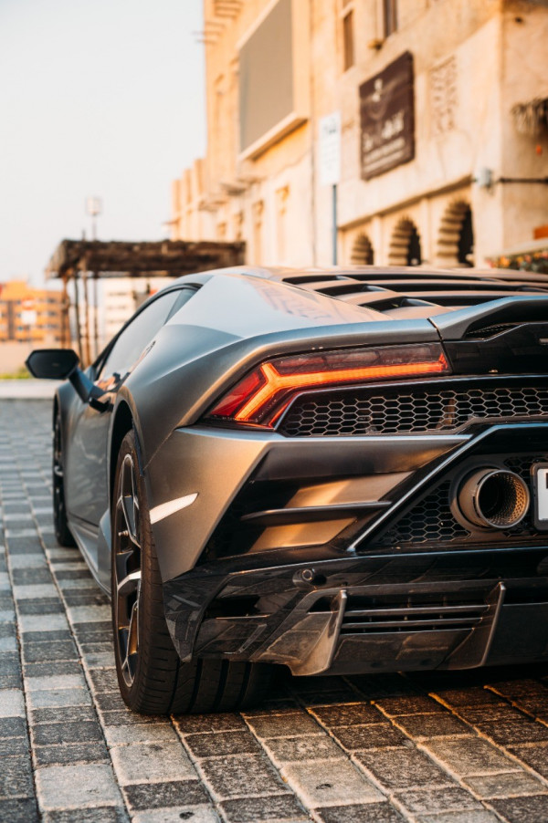 Noir Lamborghini Evo, 2020 à louer à Dubaï 6