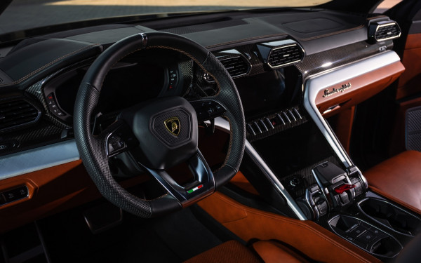 Schwarz Lamborghini Urus, 2020 für Miete in Dubai 4