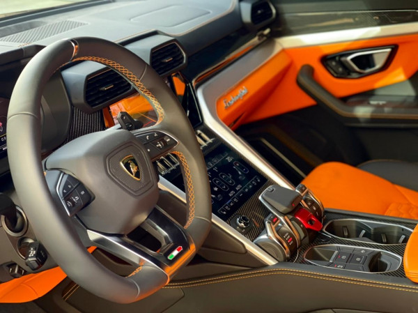 Аренда Черный Lamborghini Urus, 2021 в Дубае 1