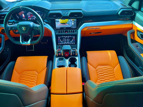Аренда Черный Lamborghini Urus, 2021 в Дубае 4