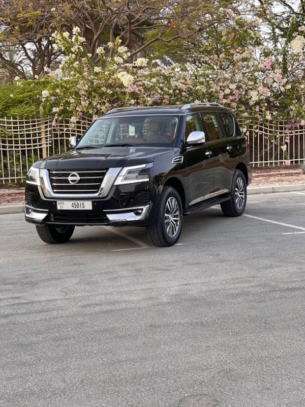 Noir Nissan Patrol, 2021 à louer à Dubaï 5