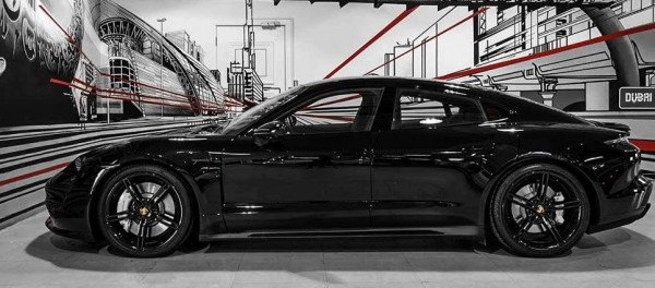 أسود Porsche Taycan Turbo, 2021 للإيجار في دبي 0